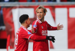 Michel Vlap wordt gefeliciteerd na een goal