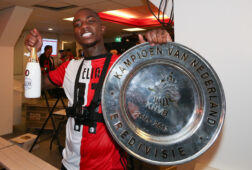 Eljero Elia met de kampioensschaal