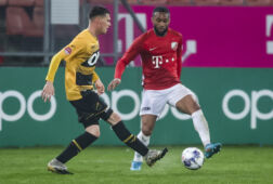 Danny Bakker in duel met Moussa Sylla