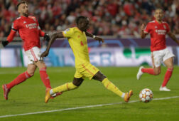 Sadio Mané scoort tegen Benfica