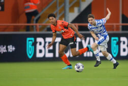 Jozhua Vertrouwd in actie voor FC Volendam tegen De Graafschap