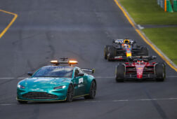 Charles Leclerc en Max Verstappen achter de safety car