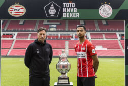 Roger Schmidt en Cody Gakpo poseren met de KNVB Beker