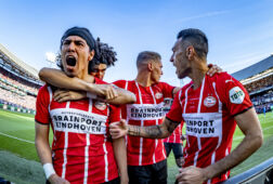 Erick Gutiérrez viert zijn goal tegen Ajax