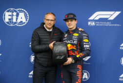 Stefano Domenicali naast Max Verstappen