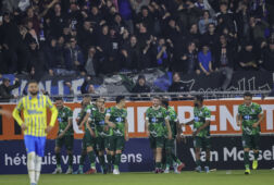 Supporters van PEC Zwolle juichen na een goal bij RKC Waalwijk