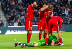FC Twente-spelers bekommeren zich om Lars Unnerstall
