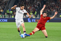 Denso Kasius in het duel met AS Roma