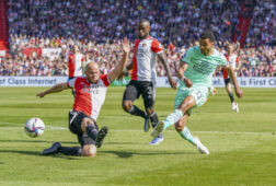 Cody Gakpo scoort de 0-1 tegen Feyenoord