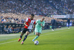 Reiss Nelson snelt lang Phillip Max