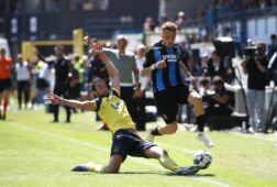 Noa Lang in duel met Christian Burgess