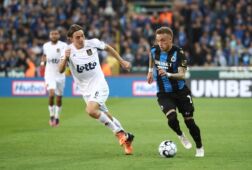 Casper Nielsen in gevecht om de bal met Noa Lang