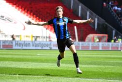 Jack Hendry viert zijn doelpunt op bezoek bij Antwerp