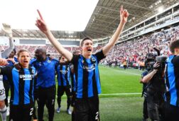 Hans Vanaken viert de titel op bezoek bij Antwerp