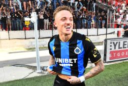 Noa Lang viert feest na het behalen van de titel