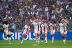 Olympique Lyon juicht na een goal tegen FC Barcelona