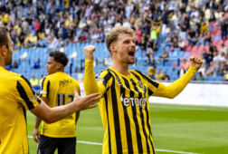 Nikolai Baden Frederiksen viert zijn goal
