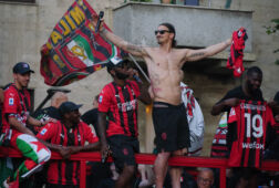Zlatan Ibrahimovic viert feest na het behalen van de titel