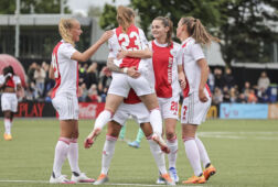 Ajax juicht na een goal tegen PSV