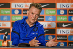 Louis van Gaal tijdens een persconferentie