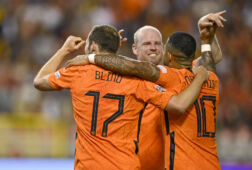 Davy Klaassen viert met Daley Blind de 0-3