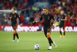 Noa Lang in actie tegen Wales