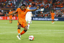 Denzel Dumfries schiet de 2-2 binnen