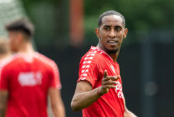 Joshua Brenet bij de eerste training van FC Twente