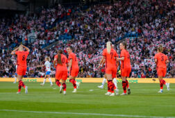 Engeland juicht na een goal tegen de OranjeLeeuwinnen