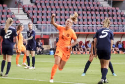 Jill Roord juicht na haar goal tegen Wit-Rusland