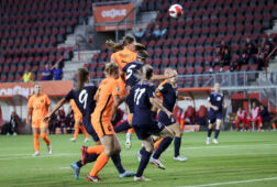 Aniek Nouwen scoort haar goal tegen Wit-Rusland