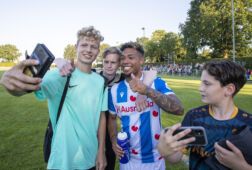 Milan van Ewijk gaat op de foto van met fans