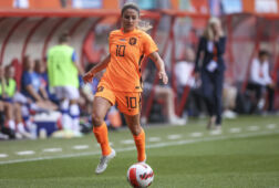 Daniëlle van de Donk in het duel met Finland