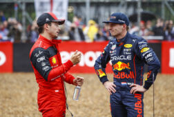 Charles Leclerc praat met Max Verstappen