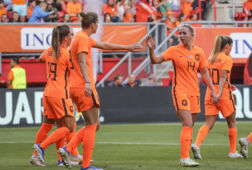 De OranjeLeeuwinnen juichen na een goal van Vivianne Miedema