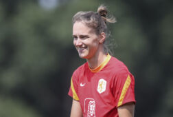 Vivianne Miedema staat na een coronabesmetting weer op het veld bij Oranje