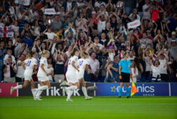 Engeland juicht na een goal tegen Spanje
