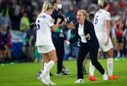 Sarina Wiegman viert het behalen van de halve finale