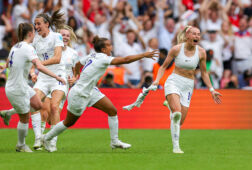 Ontlading bij Chloe Kelly na haar winnende goal in de EK-finale