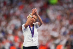 Martina Voss-Tecklenburg bedankt de fans na de verloren EK-finale
