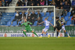 Kaj de Rooij schiet de 1-0 binnen tegen De Graafschap