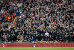 Ajax-supporters in het uitvak bij Liverpool