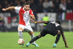 Alireza Jahanbakhsh in het duel met Sturm Graz