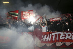 FC Twente-supporters in het uitvak bij Sparta