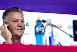 Louis van Gaal tijdens een persconferentie