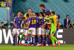 De spelers van Japan juichen na een goal van Ritsu Doan