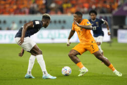 Steven Bergwijn in het duel met Ecuador