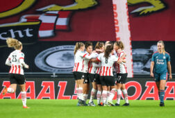 PSV juicht na een goal tegen Feyenoord