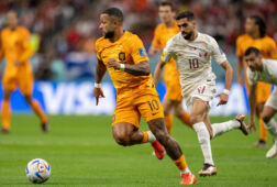Memphis Depay in actie tegen Qatar
