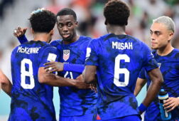 Team USA juicht na een goal tegen Iran